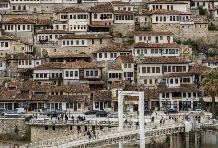 Berat la ciudad de las 1000 ventanas, vista de las casas con el puente al frente