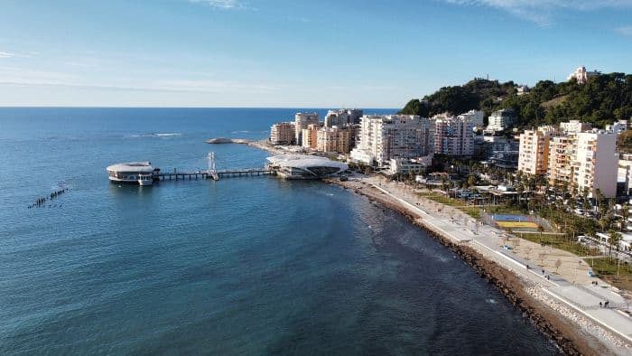 Imagen desde dron de las playas de Durrës y el mar Adriático