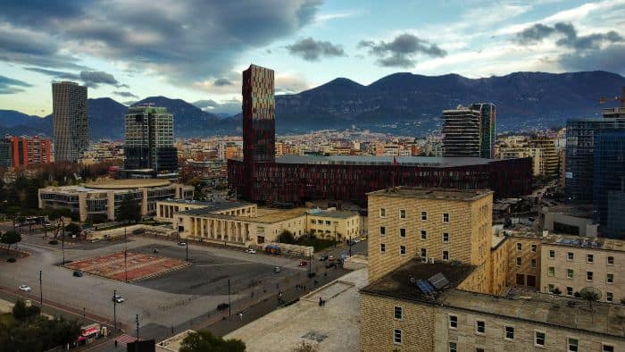 Vista aérea de Tirana, la capital de Albania, tomada con dron