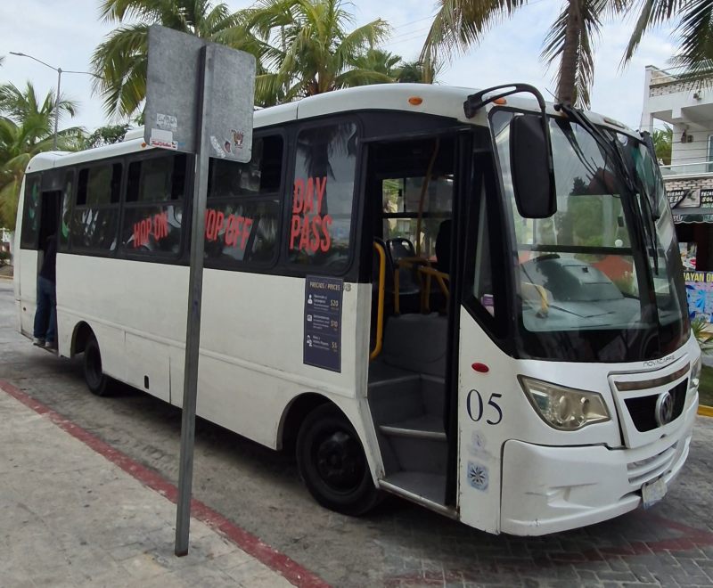 Bus local Isla Mujeres estacionado