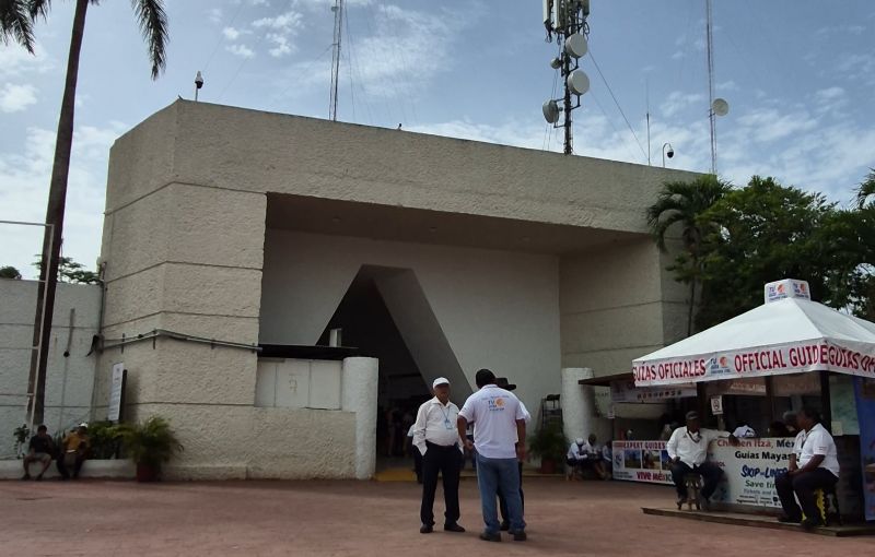 Acceso a Chichén Itzá con guías ofreciendo recorridos al visitante