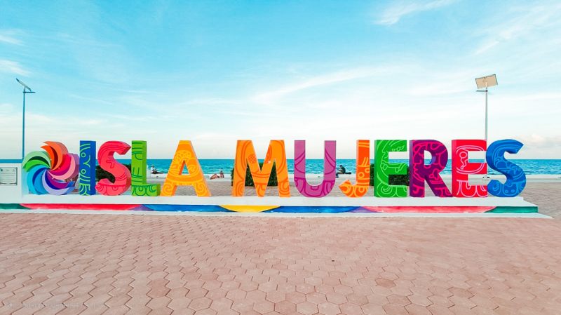 Letras de Isla Mujeres en colores uno de los sitios turisticos para tomar fotos en la isla