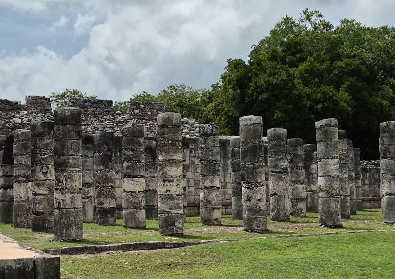 Templo de los Guerreros rodeado de columnas de piedra en Chichén Itzá, Yucatán