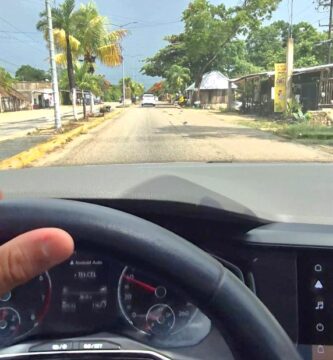 Auto de alquiler con vistas a la ruta Cancún Playa del Carmen