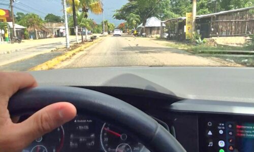Auto de alquiler con vistas a la ruta Cancún Playa del Carmen