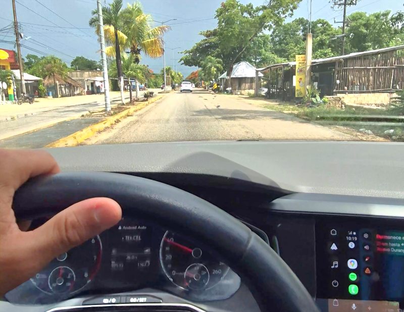 Auto de alquiler con vistas a la ruta Cancún Playa del Carmen