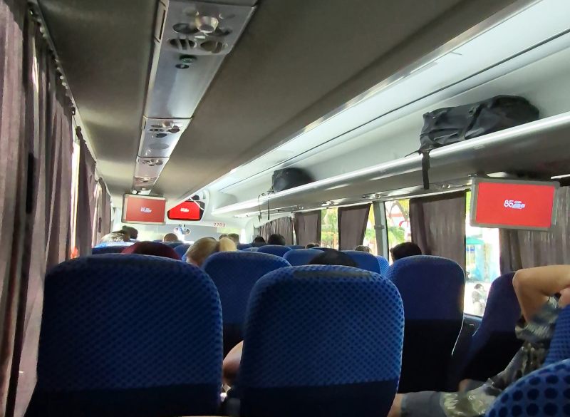 Interior de bus ADO yendo de Cancún a Playa del Carmen