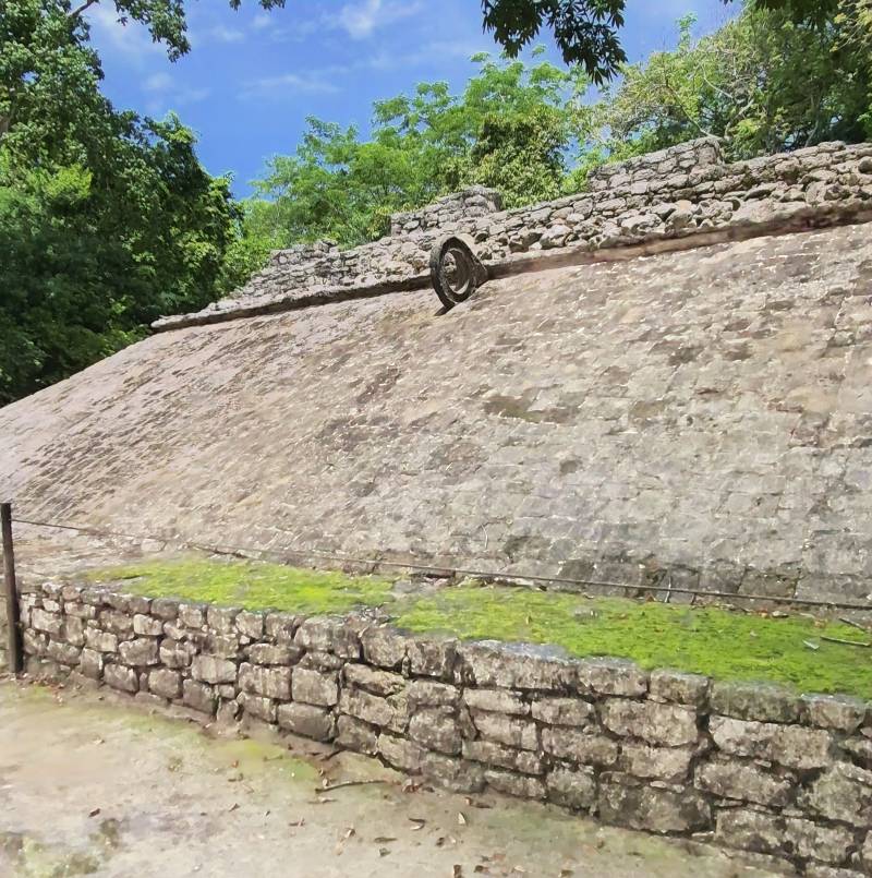 Juego de Pelota maya en Cobá, cancha ceremonial prehispánica bien conservada