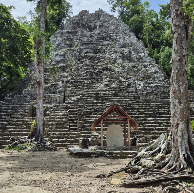 Templo de La Iglesia en Cobá, antigua estructura maya rodeada de selva